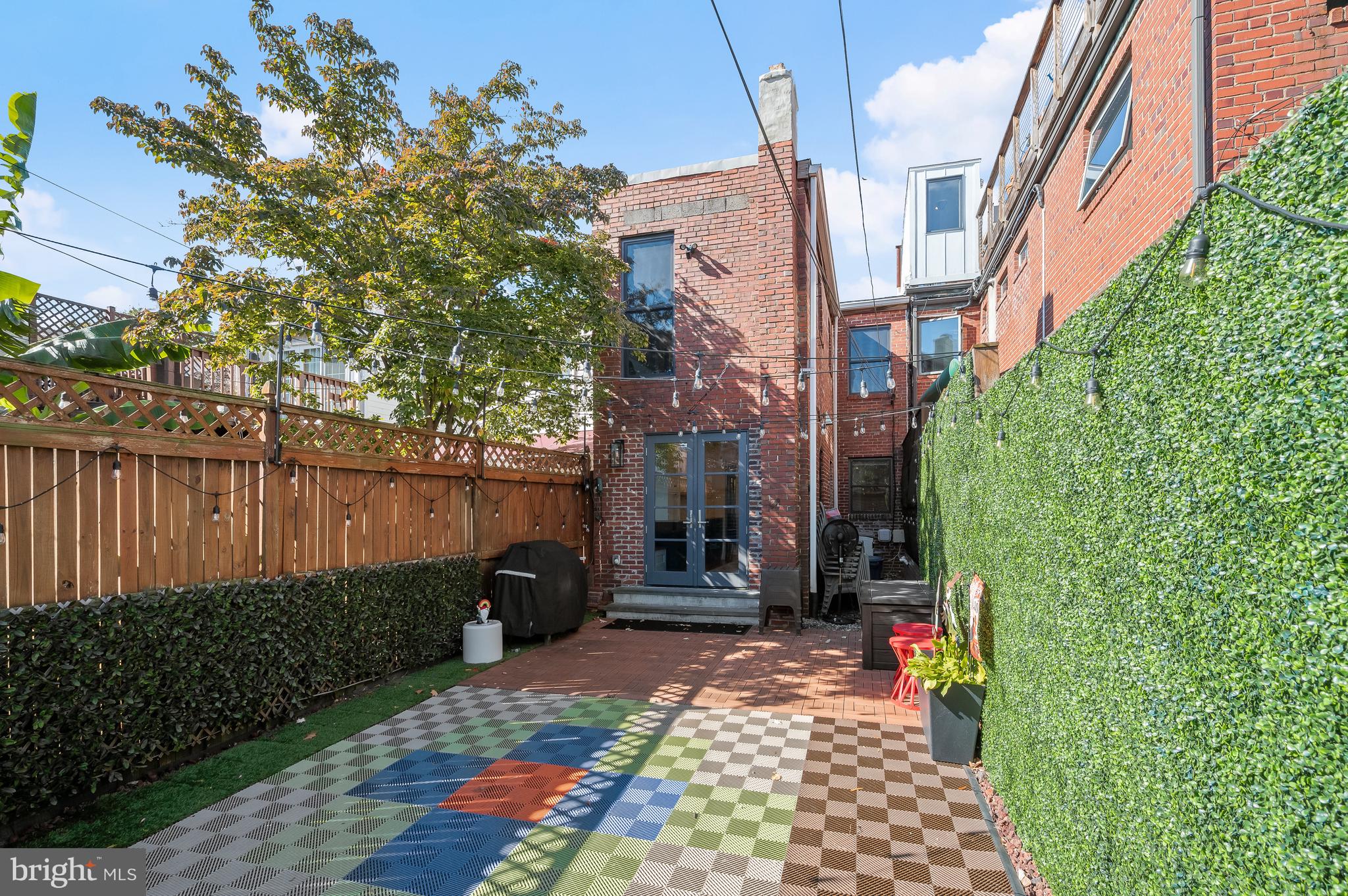 1733 11th Street Northwest Washington, DC 20001 - Photo 18 of 21 a backyard of a house with lots of green space