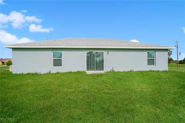 a view of a house with a backyard