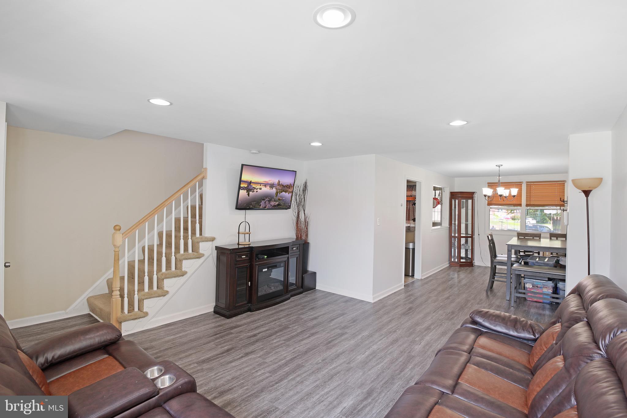 5541 Bucknell Road Baltimore, MD 21206 - Photo 4 of 23 Living room