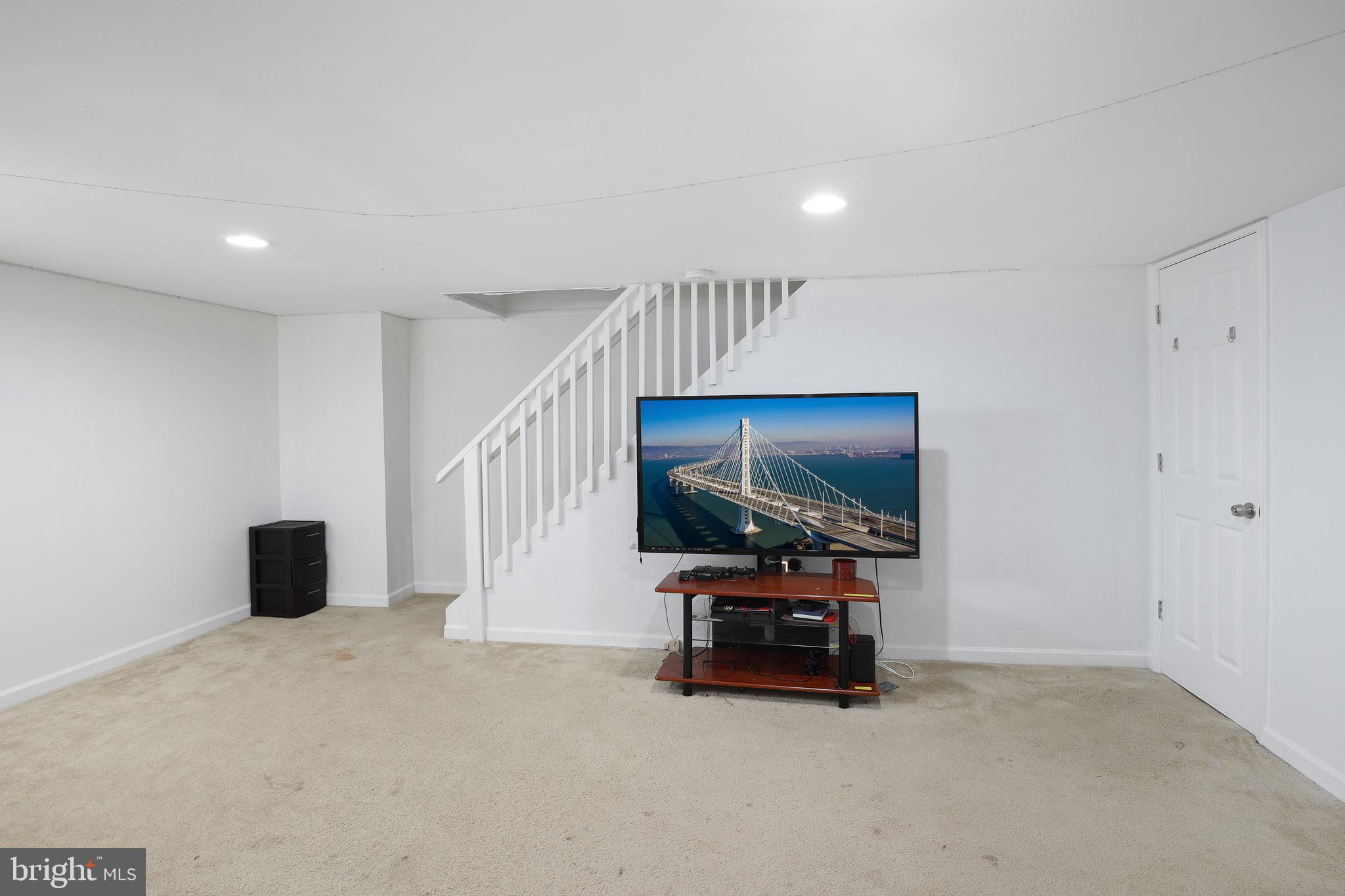 5541 Bucknell Road Baltimore, MD 21206 - Photo 5 of 23 Living room