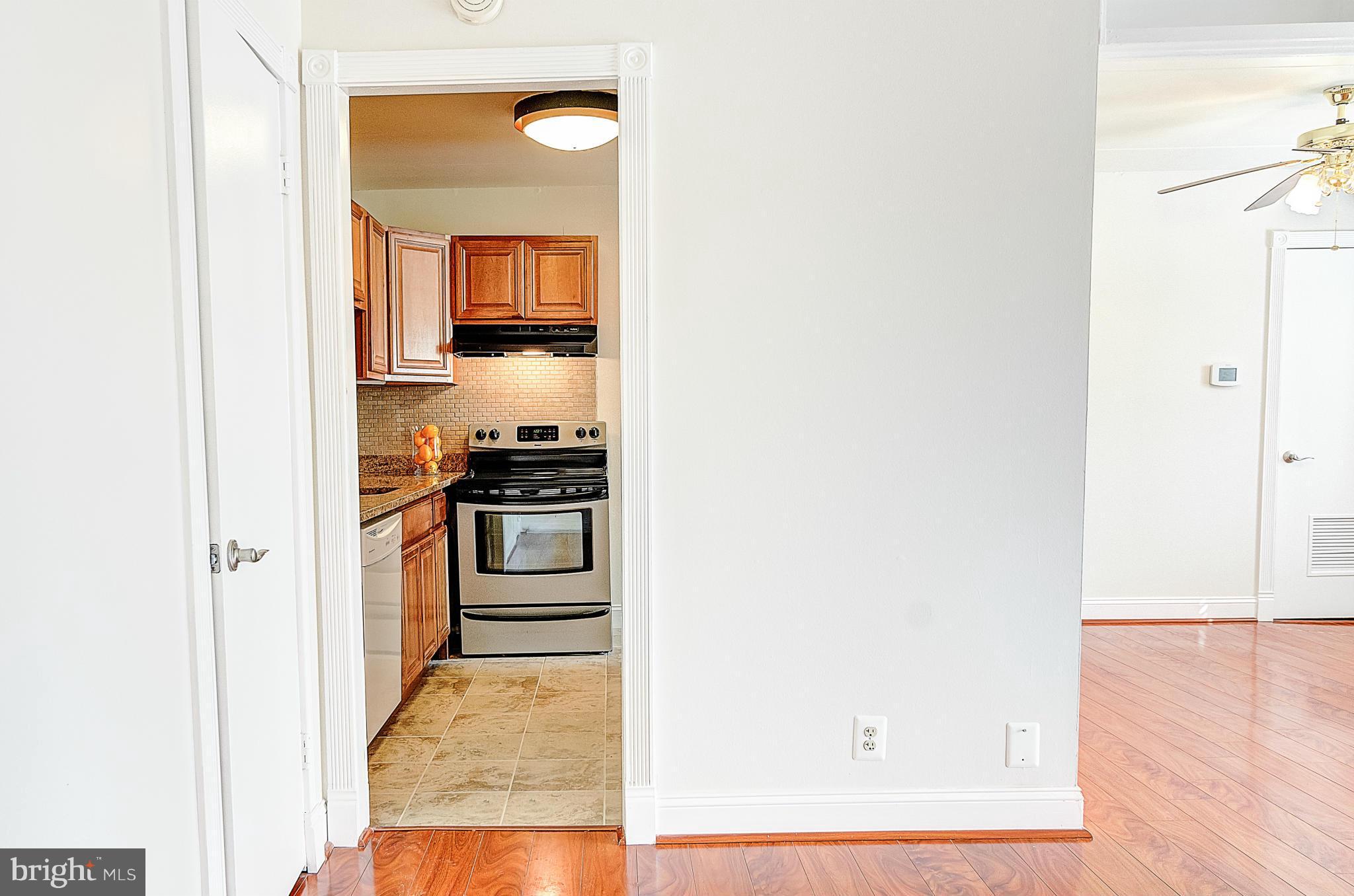 6260 Edsall Road, Unit 101 Alexandria, VA 22312 - Photo 10 of 30 Kitchen