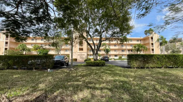 $2,400 | 6935 Huntington Lane, Unit 208, Delray Beach, FL 33446