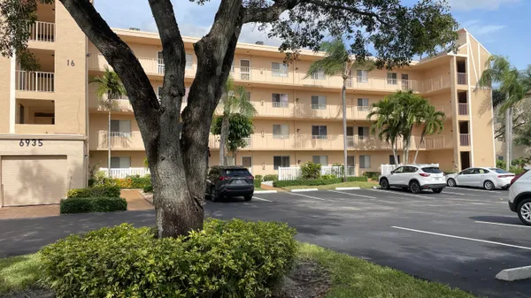 $2,400 | 6935 Huntington Lane, Unit 208, Delray Beach, FL 33446