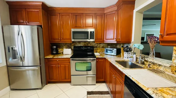 $2,400 | 6935 Huntington Lane, Unit 208, Delray Beach, FL 33446