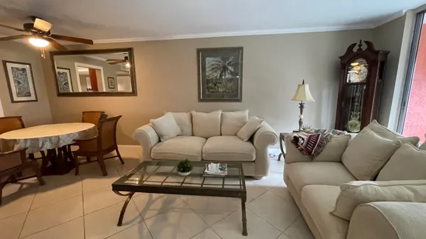 $2,400 | 6935 Huntington Lane, Unit 208, Delray Beach, FL 33446