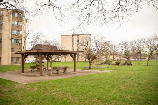 $135,000 | 9725 Karlov Avenue, Unit 402, Oak Lawn, IL 60453