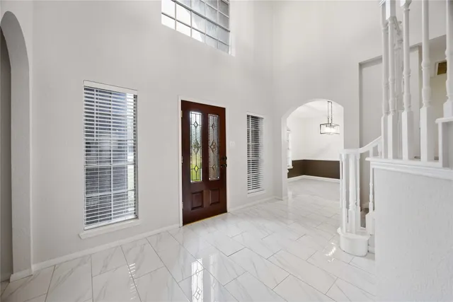 a view of livingroom with furniture and windows
