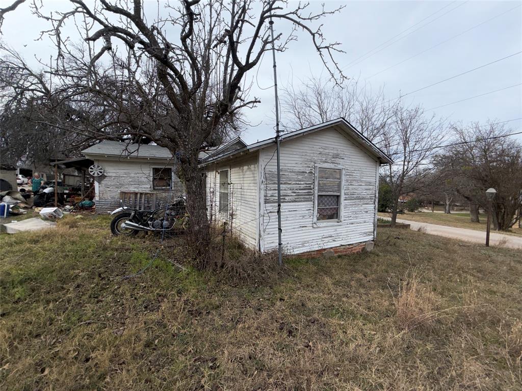 600 East Pierson Street Hamilton, TX 76531 - Photo 2 of 5 a house view with a outdoor space
