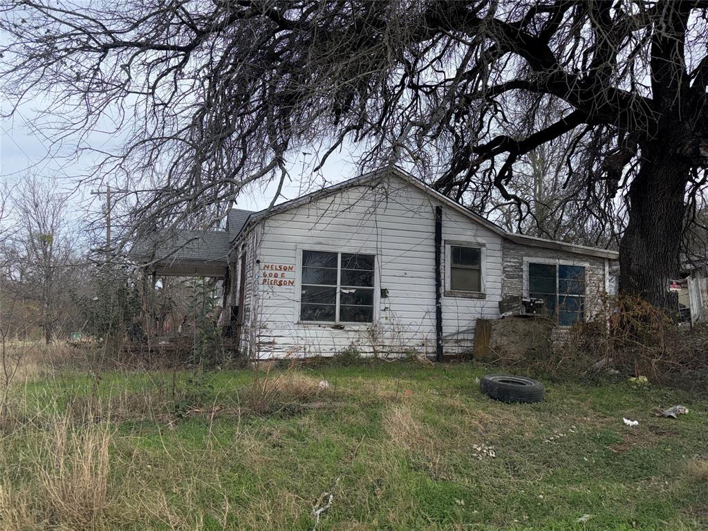 600 East Pierson Street Hamilton, TX 76531 - Photo 3 of 5 a front view of house with yard and green space