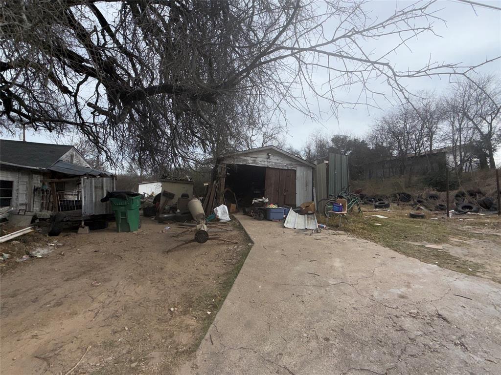 600 East Pierson Street Hamilton, TX 76531 - Photo 5 of 5 a view of a house with backyard and sitting area