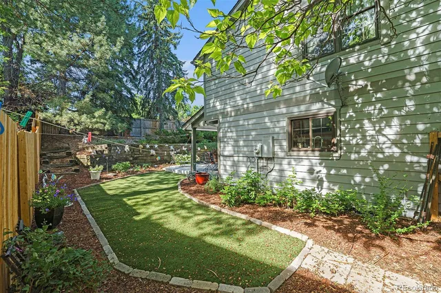 a view of a backyard