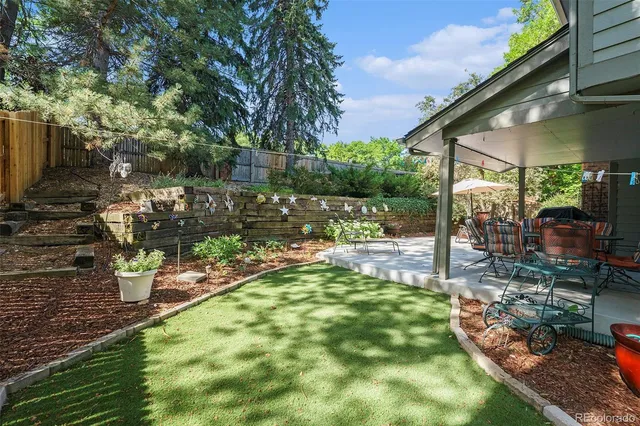 a view of a backyard