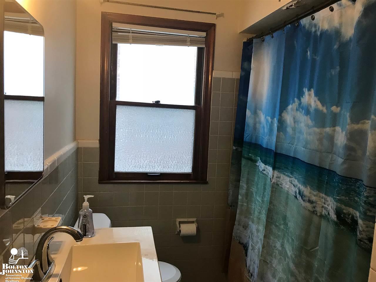2021 Vernier Road, Unit 2025 Grosse Pointe Woods, MI 48236 - Photo 5 of 10