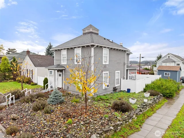 $699,950 | 1202 5th Street, Anacortes, WA 98221