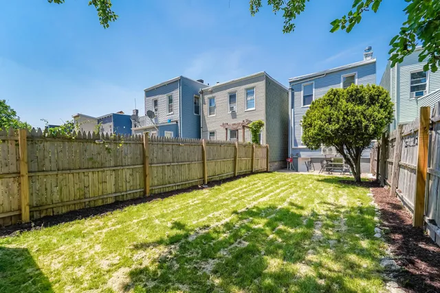 a view of a backyard