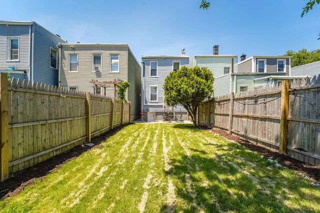 a view of a backyard