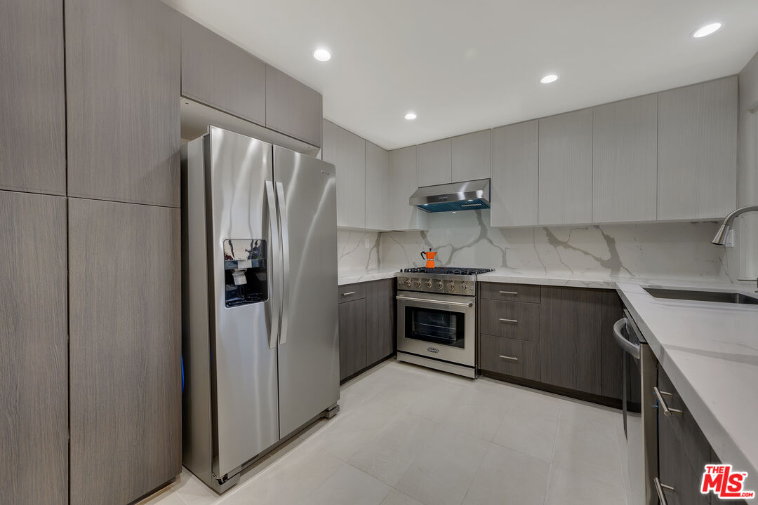 2169 Hercules Drive Los Angeles, CA 90046 - Photo 8 of 29 a kitchen with a refrigerator and a stove
