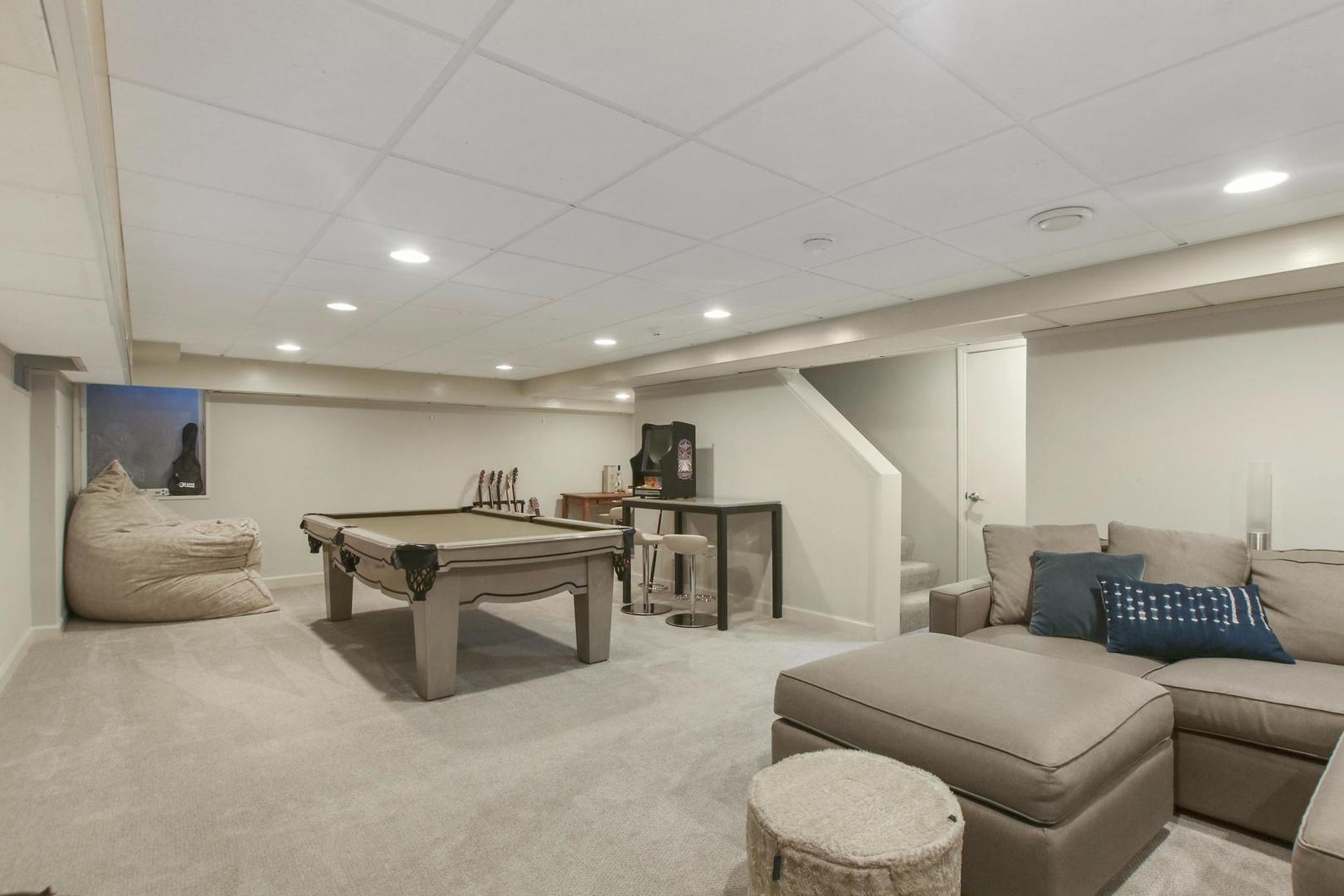 720 Becker Road Glenview, IL 60025 - Photo 33 of 44 a living room with furniture and a potted plant