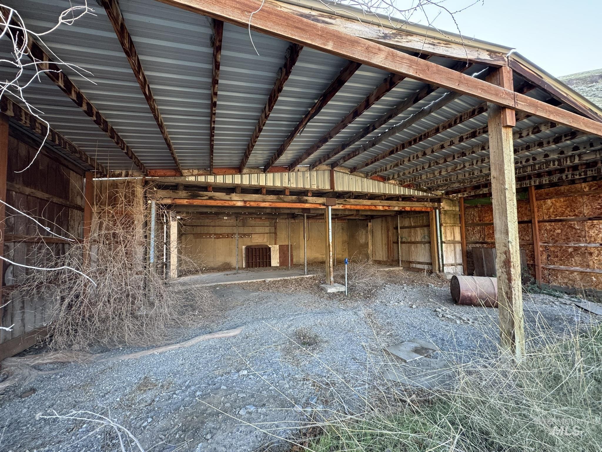 8047 Asotin Creek Road Asotin, WA 99402 - Photo 14 of 36 Misc room with vaulted ceiling