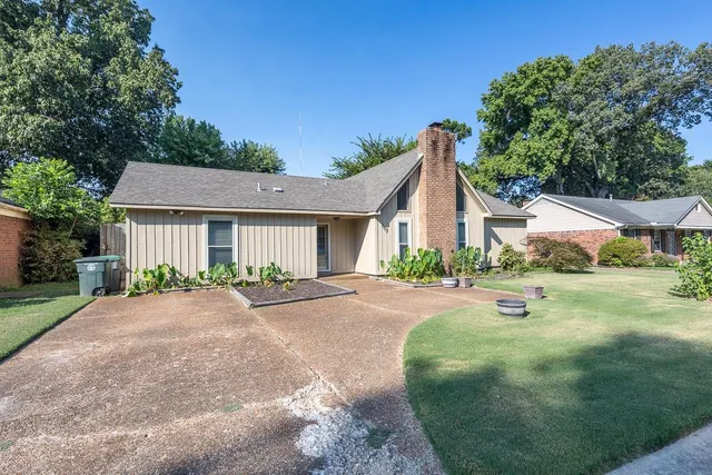 a view of a house with entertaining space and garden