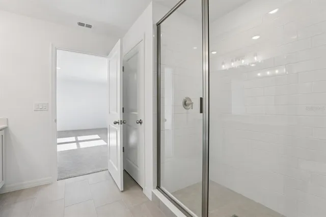 a view of an house with backyard