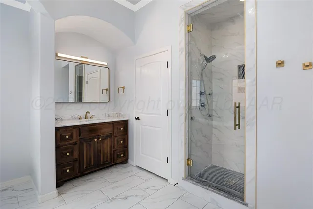 a picture of a bathroom