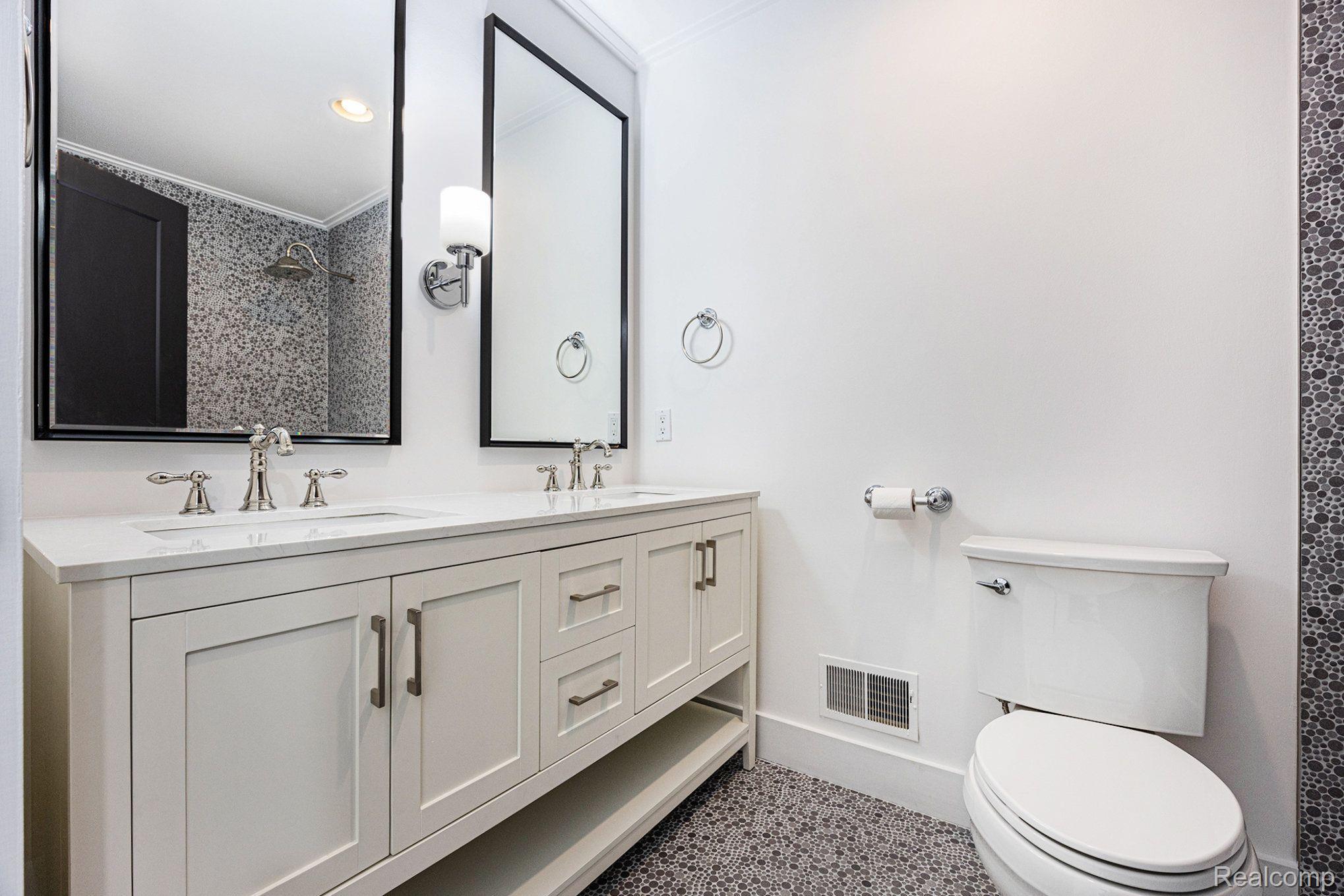 1006 Pointe Pl Boulevard Rochester, MI 48307 - Photo 21 of 33 Amazing Guest Bathroom with Dual Sinks