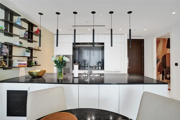 $9,000 | 300 Biscayne Blvd Way, Unit 2106W, Miami, FL 33131