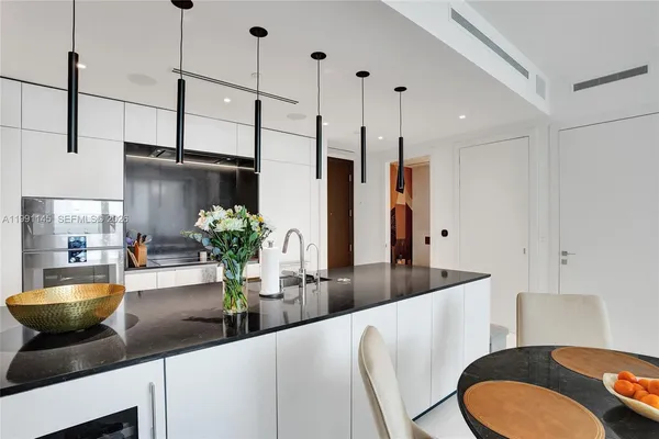 $9,000 | 300 Biscayne Blvd Way, Unit 2106W, Miami, FL 33131