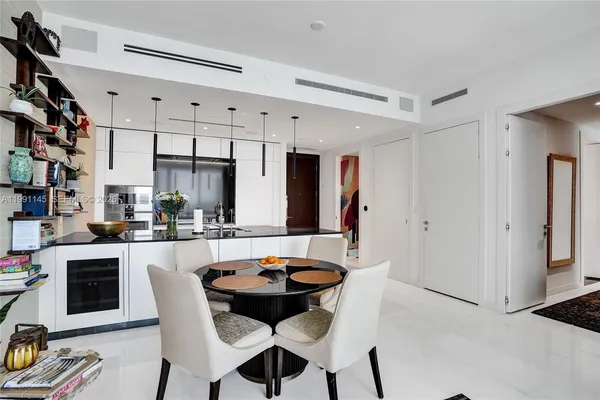 $9,000 | 300 Biscayne Blvd Way, Unit 2106W, Miami, FL 33131