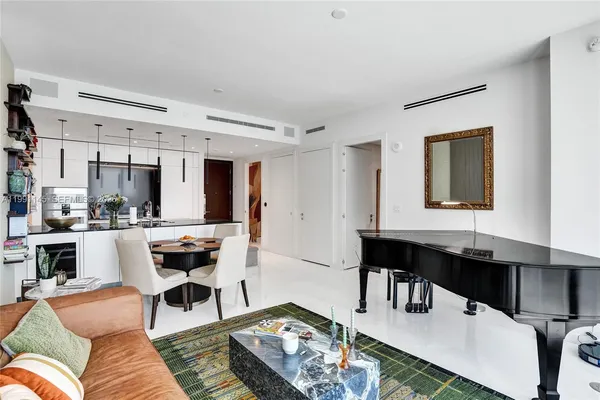 $9,000 | 300 Biscayne Blvd Way, Unit 2106W, Miami, FL 33131