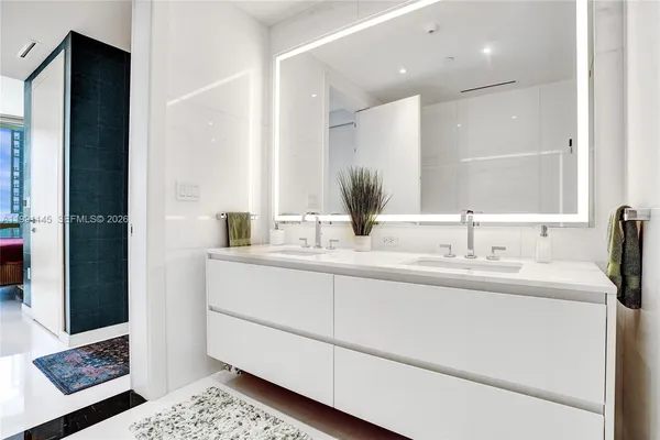 $9,000 | 300 Biscayne Blvd Way, Unit 2106W, Miami, FL 33131