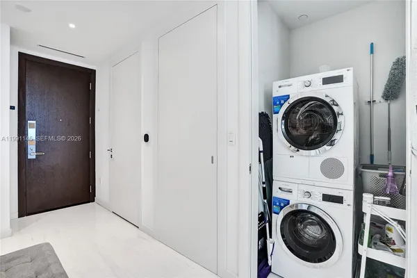 $9,000 | 300 Biscayne Blvd Way, Unit 2106W, Miami, FL 33131