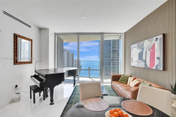 $9,000 | 300 Biscayne Blvd Way, Unit 2106W, Miami, FL 33131