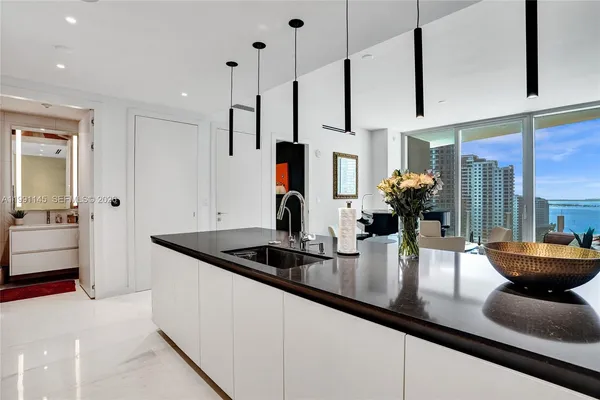 $9,000 | 300 Biscayne Blvd Way, Unit 2106W, Miami, FL 33131