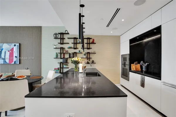 $9,000 | 300 Biscayne Blvd Way, Unit 2106W, Miami, FL 33131