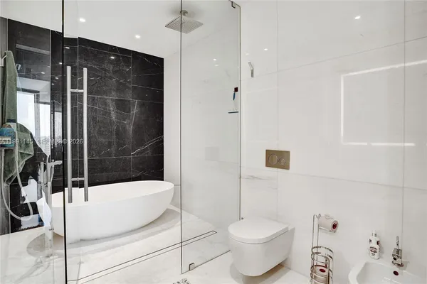 $9,000 | 300 Biscayne Blvd Way, Unit 2106W, Miami, FL 33131