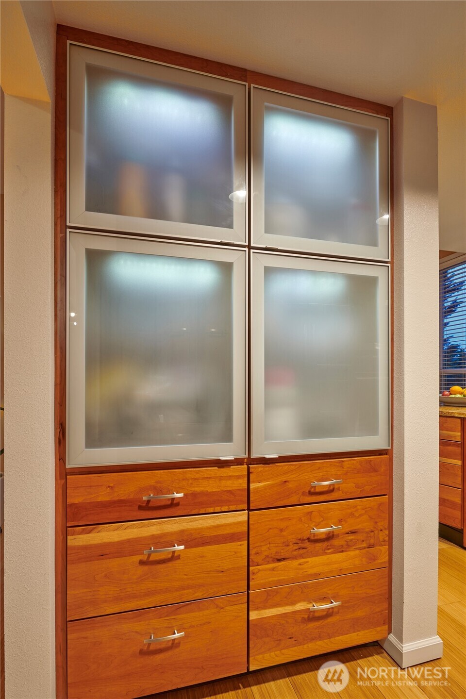 909 North 35th Street, Unit 403 Seattle, WA 98103 - Photo 11 of 37