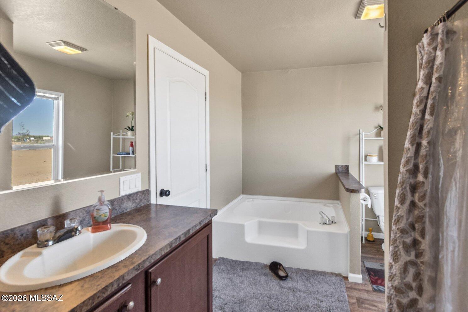 8845 Ghost Ranch Road Marana, AZ 85653 - Photo 16 of 39 Primary Bathroom