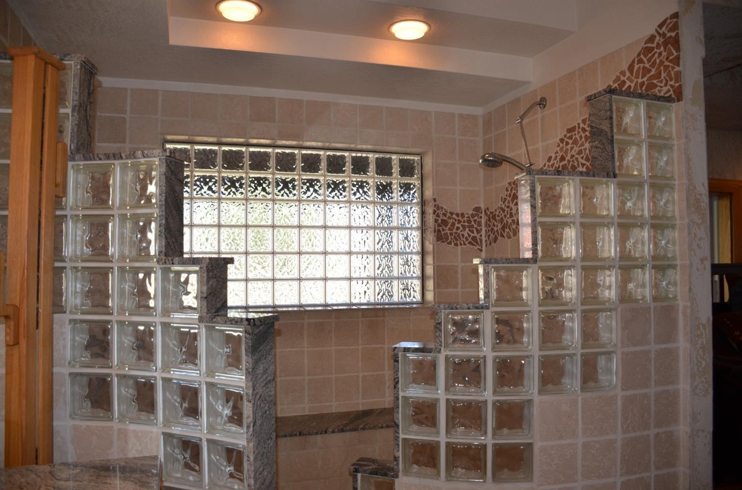 2211 Kincaid Road Williams, OR 97544 - Photo 14 of 35 MASTER SHOWER