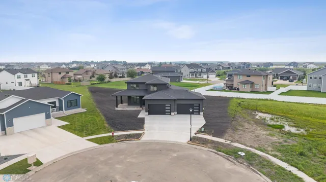 $919,900 | 951 50th Avenue West, West Fargo, ND 58078