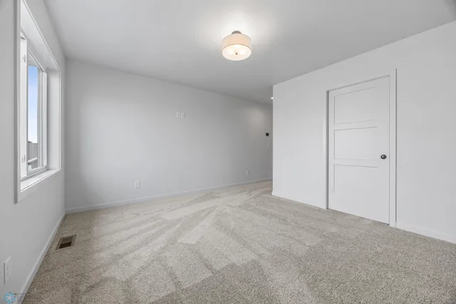 $919,900 | 951 50th Avenue West, West Fargo, ND 58078