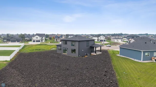 $919,900 | 951 50th Avenue West, West Fargo, ND 58078