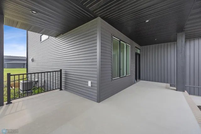 $919,900 | 951 50th Avenue West, West Fargo, ND 58078