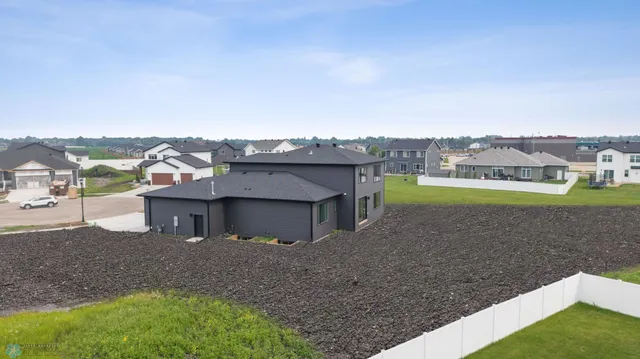 $919,900 | 951 50th Avenue West, West Fargo, ND 58078