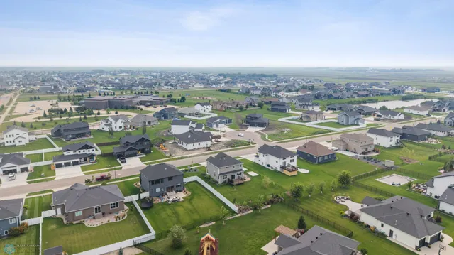 $919,900 | 951 50th Avenue West, West Fargo, ND 58078