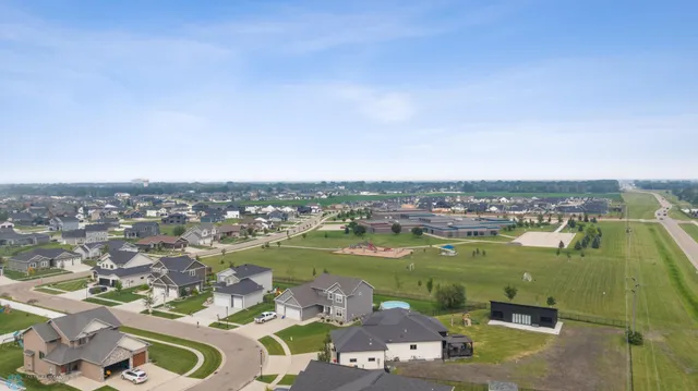 $919,900 | 951 50th Avenue West, West Fargo, ND 58078