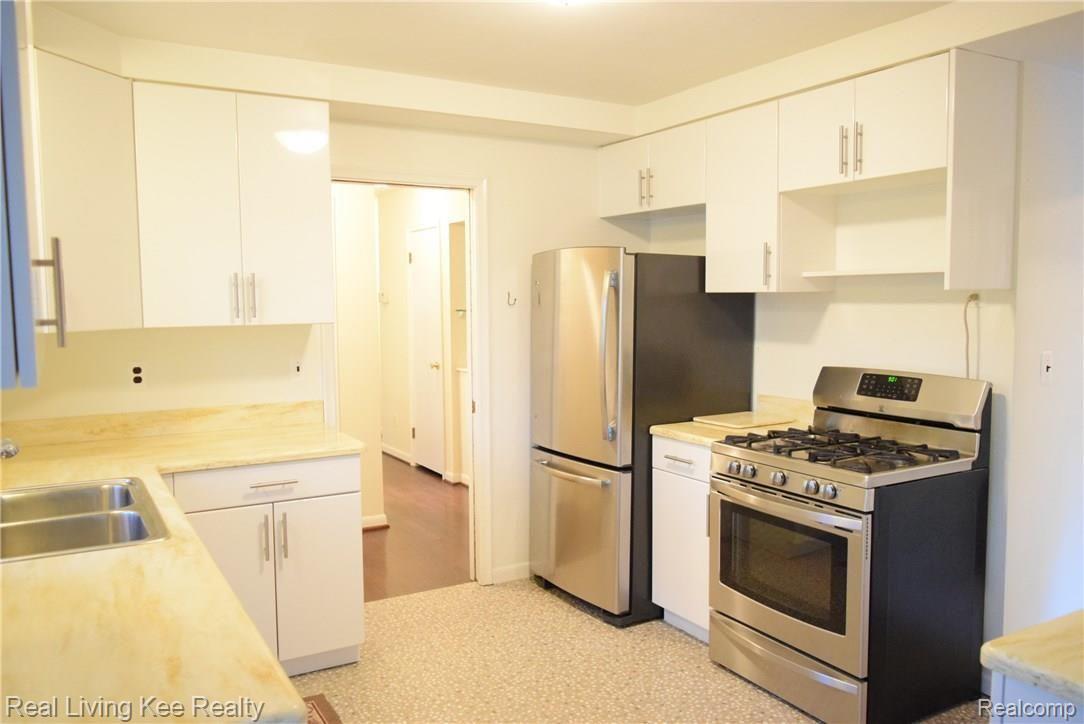 16197 Reedmere Avenue Franklin, MI 48025 - Photo 6 of 23 custom kitchen!