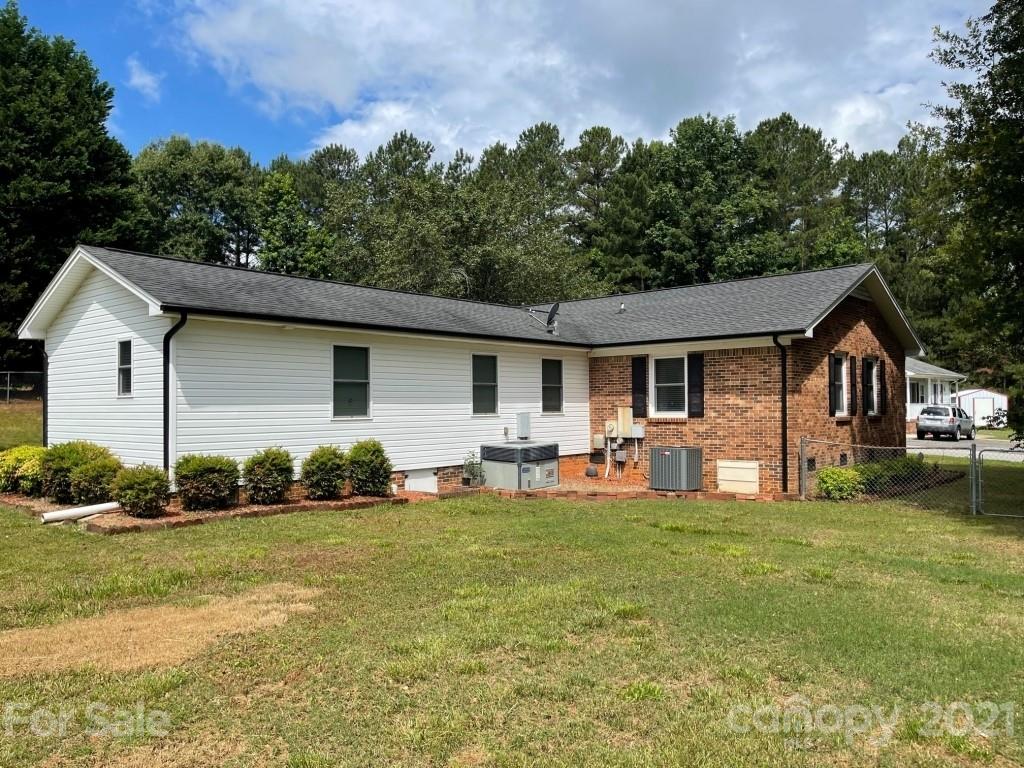 129 Loray Farm Road Dallas, NC 28034 - Photo 5 of 28 a front view of house with yard and green space