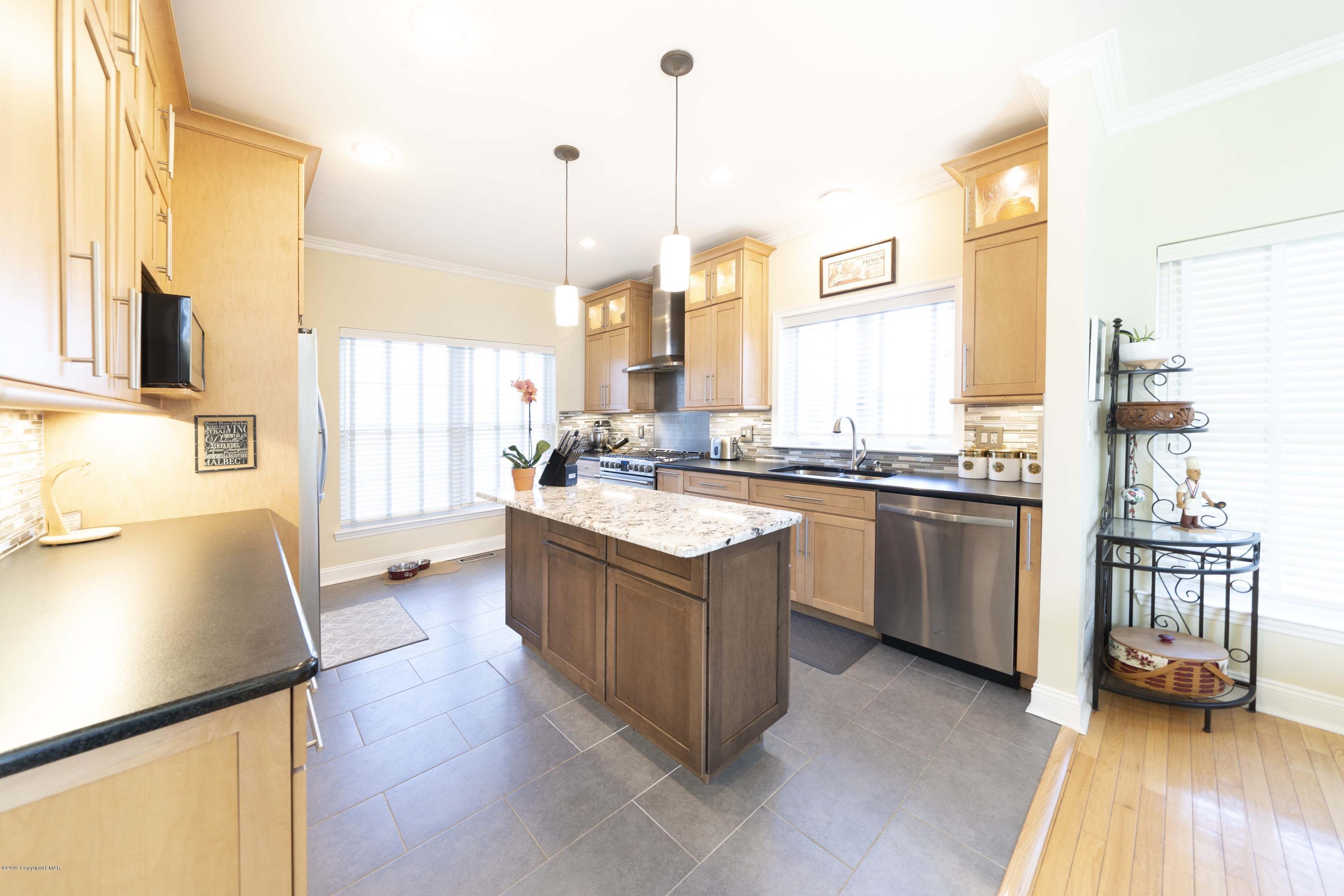 139 Skytop Road Long Pond, PA 18334 - Photo 11 of 34 Kitchen